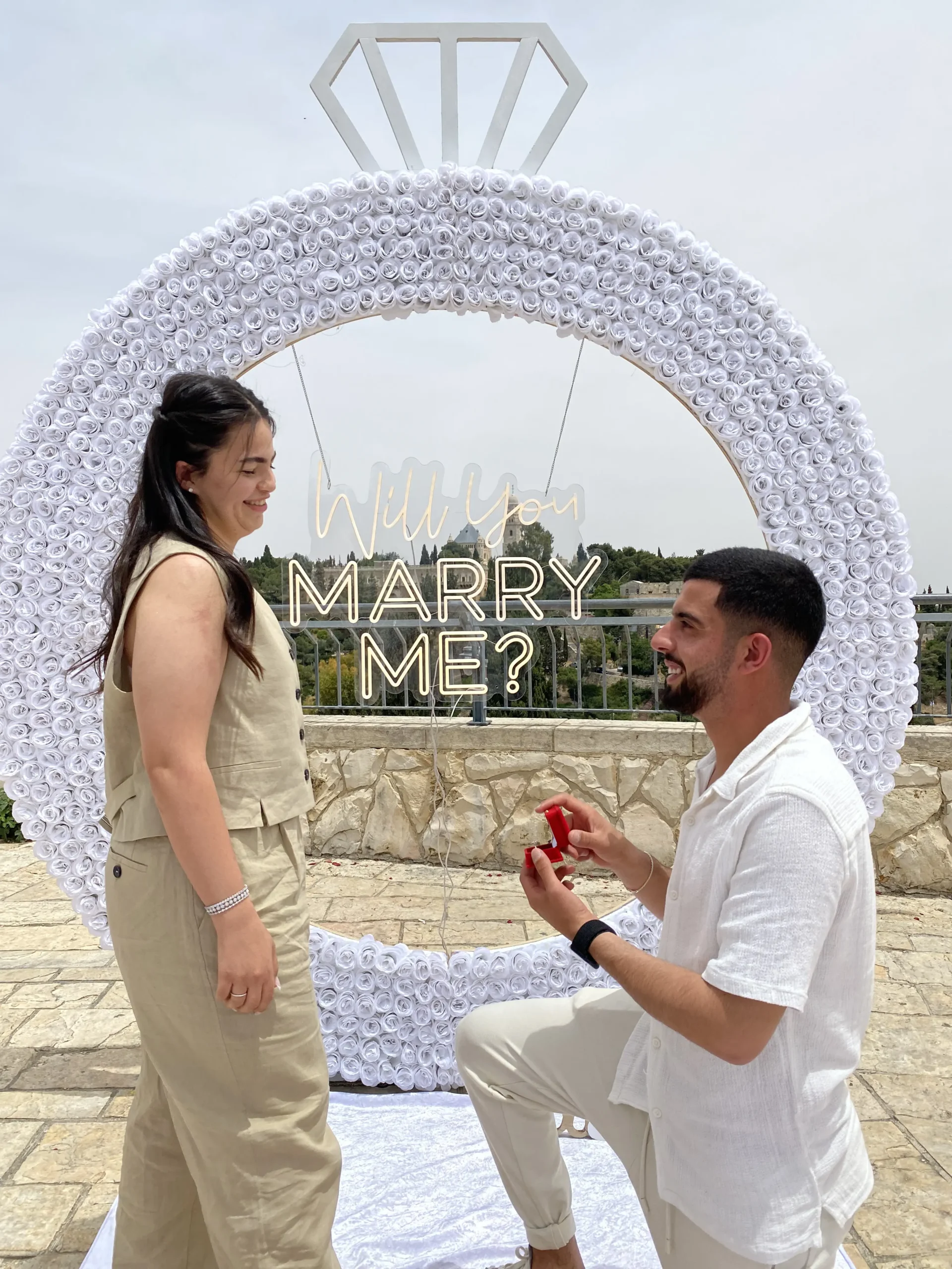 הצעת נישואין מקסימה עם תפאורת טבעת ענקית באופקים
