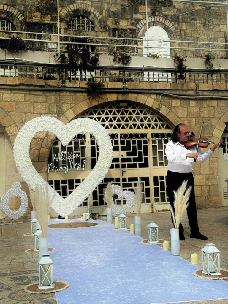 הצעת נישואין במערה עם נגן כינון