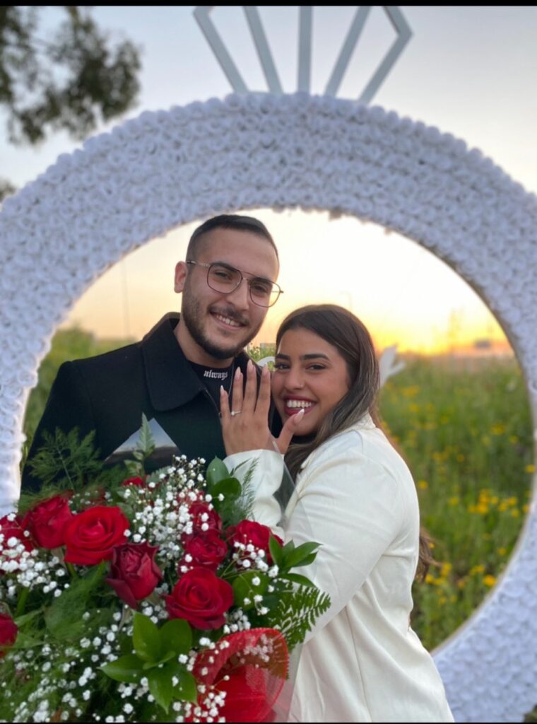 זר פרחים להצעת נישואין אם מגוון של זרים לפי בקשת הלקוח